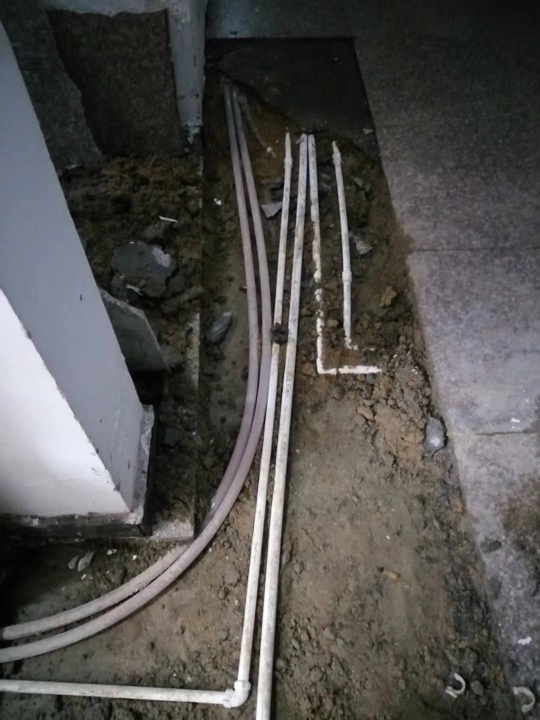 昆明漏水，切勿盲目乱刨乱砸