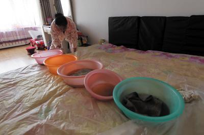 昆明楼上漏水，住户失联，小区没物管，业主维权难！律师来支招……